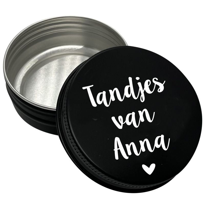 Tandendoosje met naam | sierlijk hartje | zwart