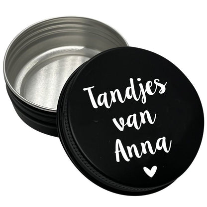 Tandendoosje met naam | sierlijk hartje | zwart