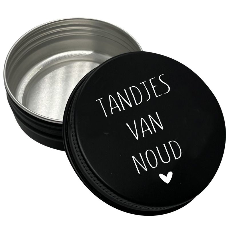Tandendoosje met naam | strak hartje | zwart