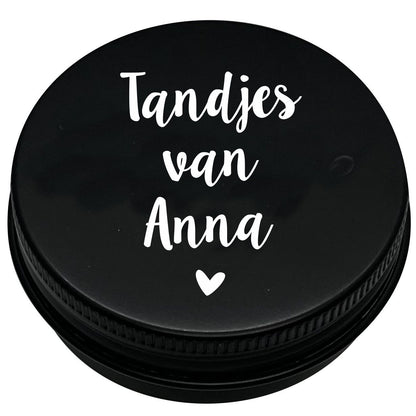 Tandendoosje met naam | sierlijk hartje | zwart
