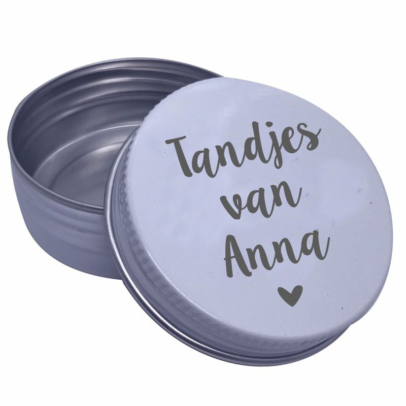 Tandendoosje met naam | sierlijk hartje | wit