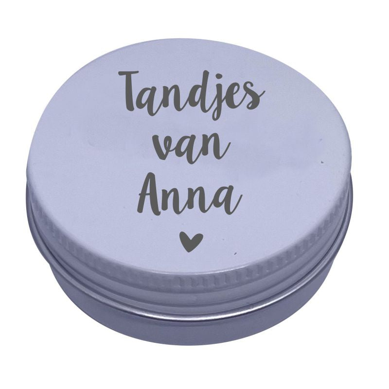 Tandendoosje met naam | sierlijk hartje | wit