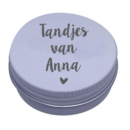 Tandendoosje met naam | sierlijk hartje | wit